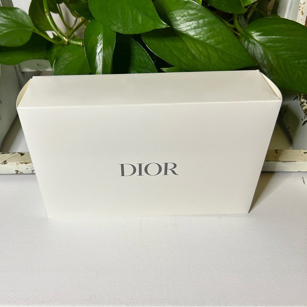 Dior Mother’s Day Pouch in Box - Picture 5 of 6